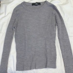Basic long sleeve knit top.